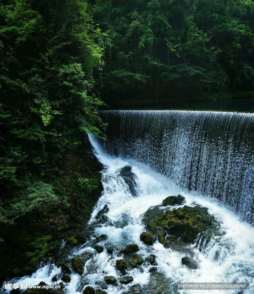 山间小瀑布自然清新之景