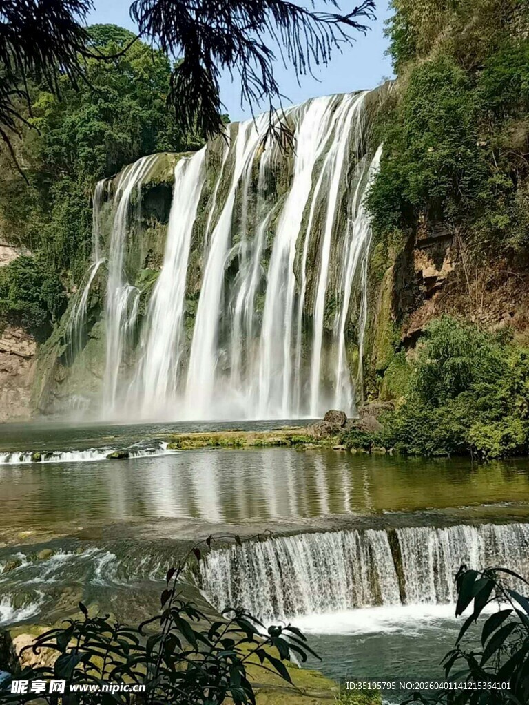 壮观瀑布自然美景如画