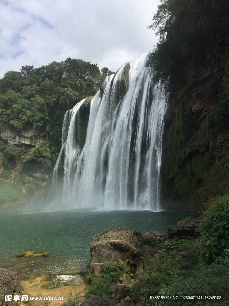 壮观瀑布下的清幽景致
