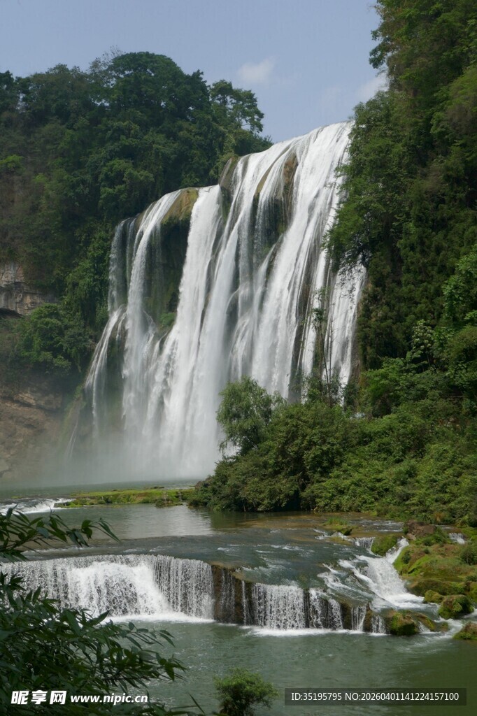 壮观瀑布青山绿水间奇景