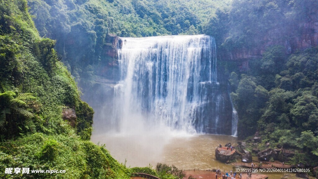 壮丽瀑布沉浸自然之美