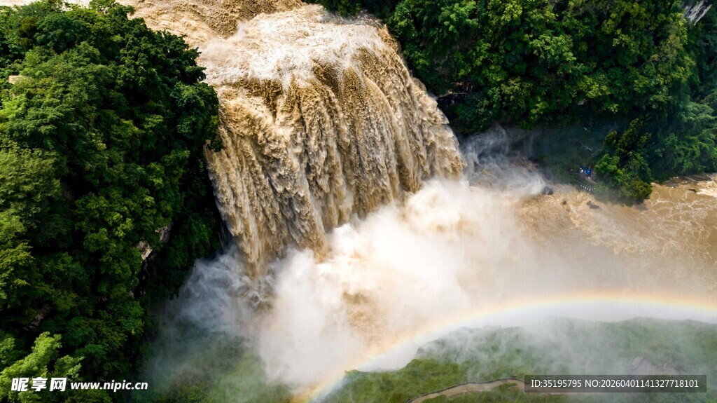 瀑布间现绚丽彩虹美景