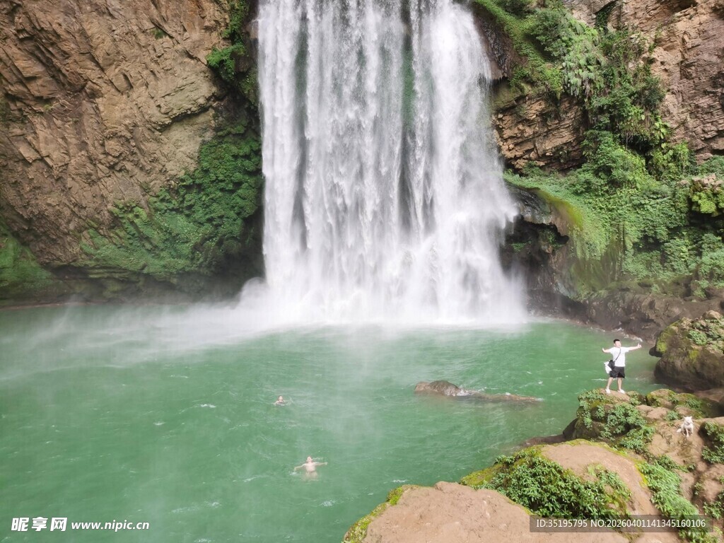 山间飞瀑下的碧绿潭水