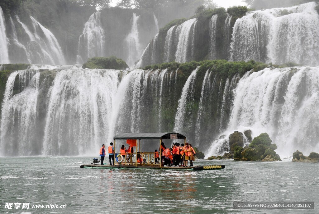 瀑布前的竹筏游览