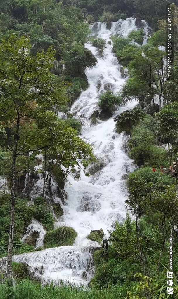 山间瀑布绿意环绕之景