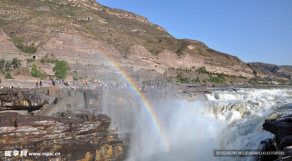 壮观瀑布下的美丽彩虹