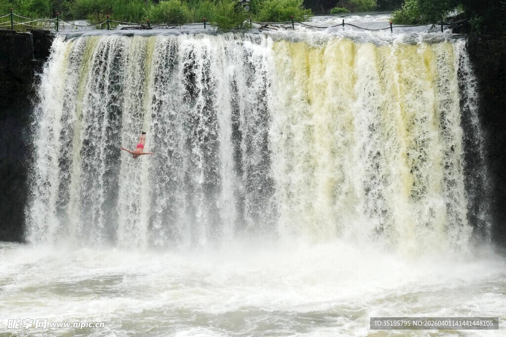 壮观瀑布水流倾泻而下