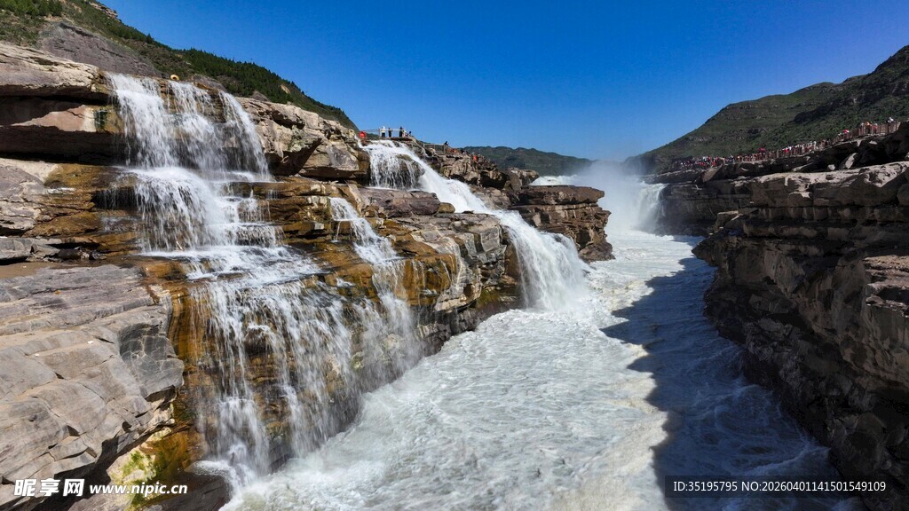 山间瀑布流水壮观景象