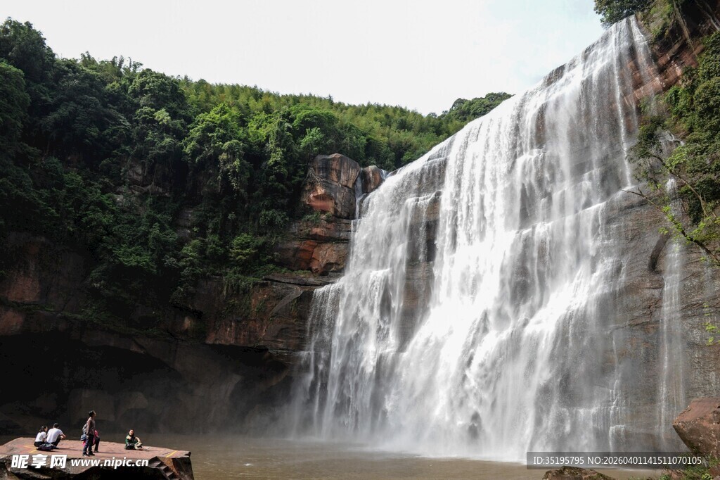 壮观瀑布景观