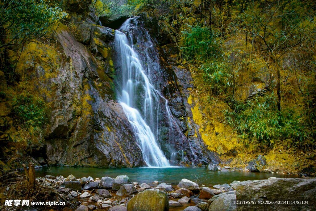 山间瀑布下的静谧水潭