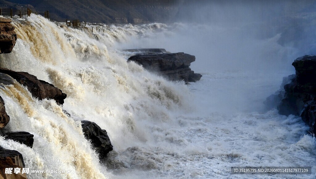 壮观瀑布水流奔腾而下