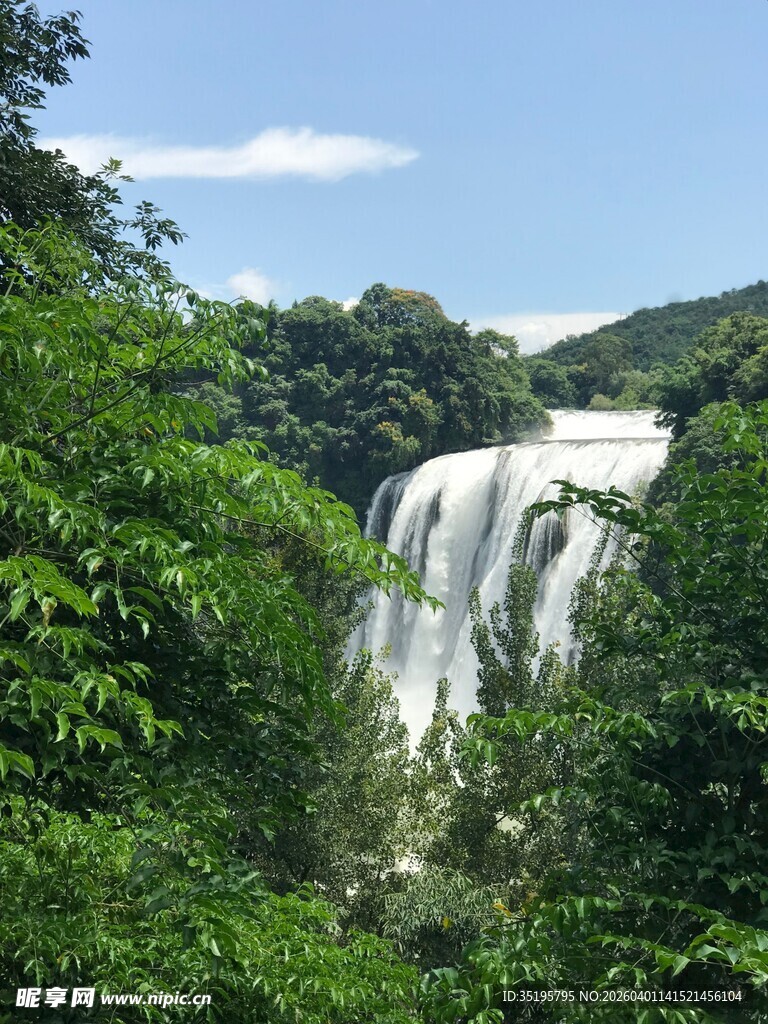 山林间壮观的瀑布景观