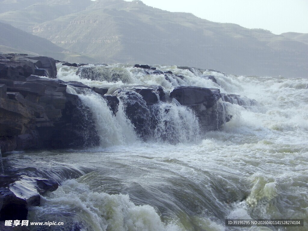 壮观山间瀑布水流奔腾