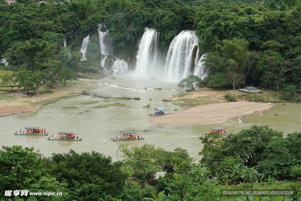 壮观瀑布群绿意环绕