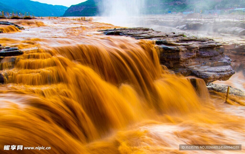金黄壮观的自然瀑布景观
