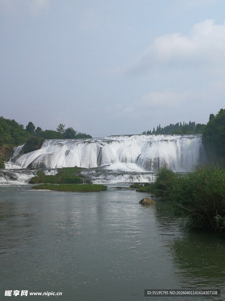 壮观瀑布下的宁静水域