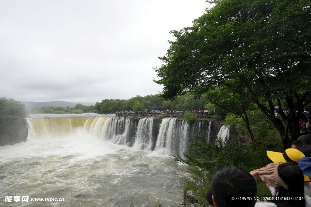 壮观瀑布前的游客景象