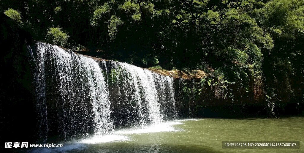 山间瀑布绿意环绕的美景