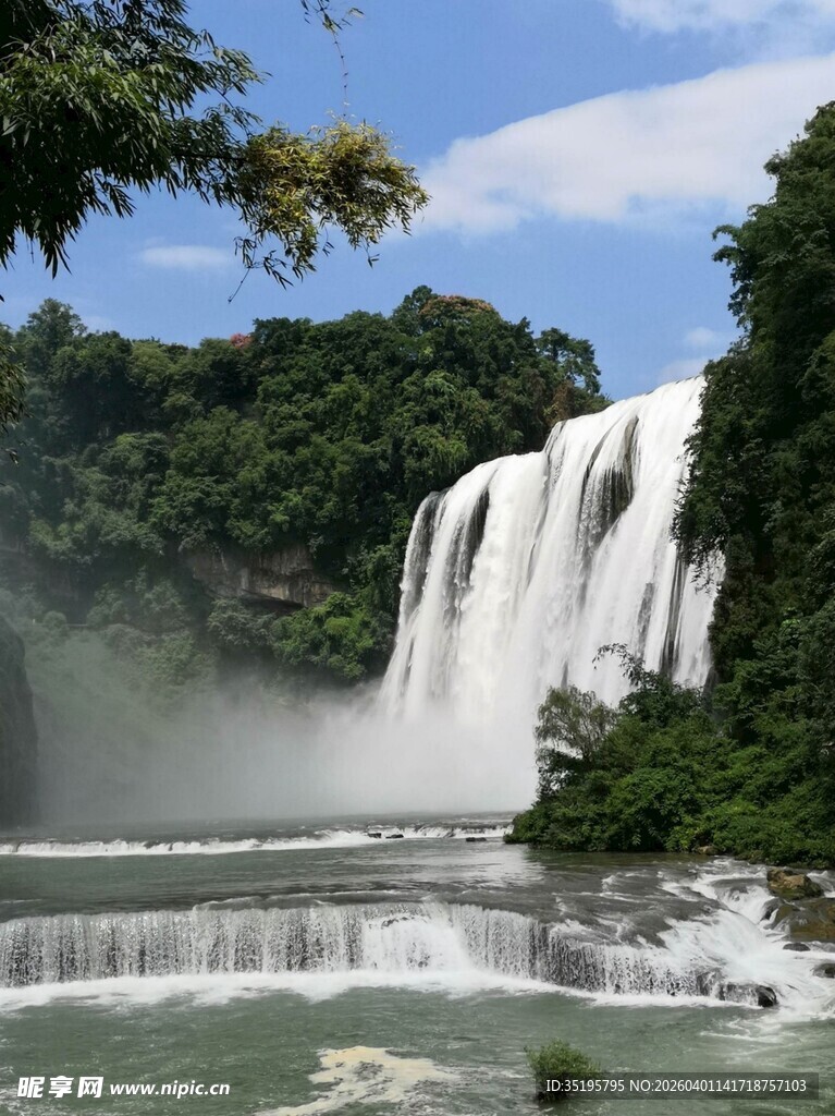 壮观瀑布展现自然之美