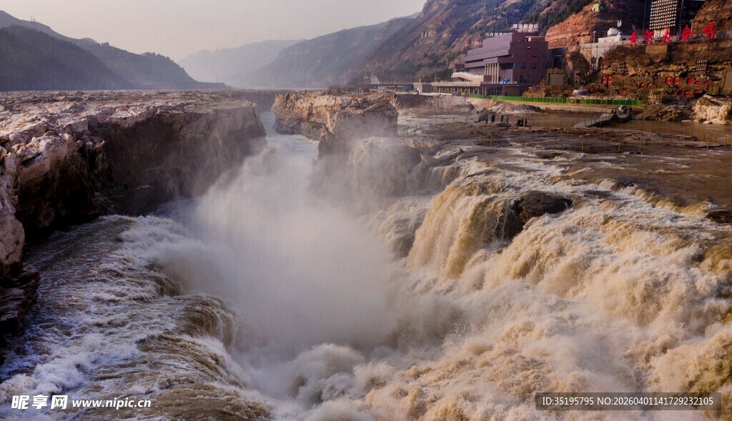 壮观瀑布水流奔腾而下