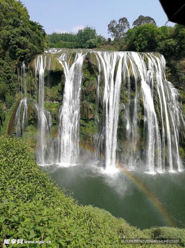 壮观瀑布绿意环绕的自然美景