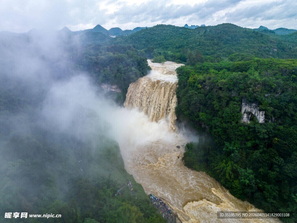 壮观瀑布隐于葱郁山林间