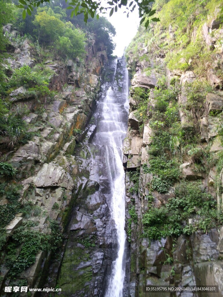 山间瀑布景观
