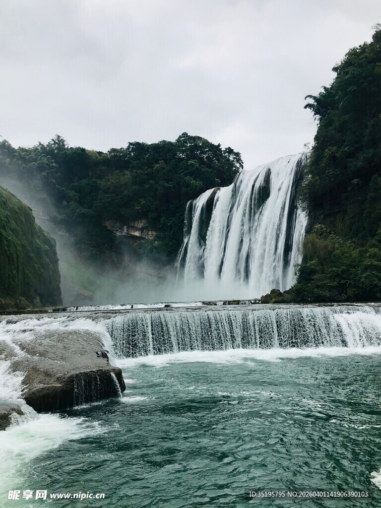 壮观瀑布下的碧绿潭水
