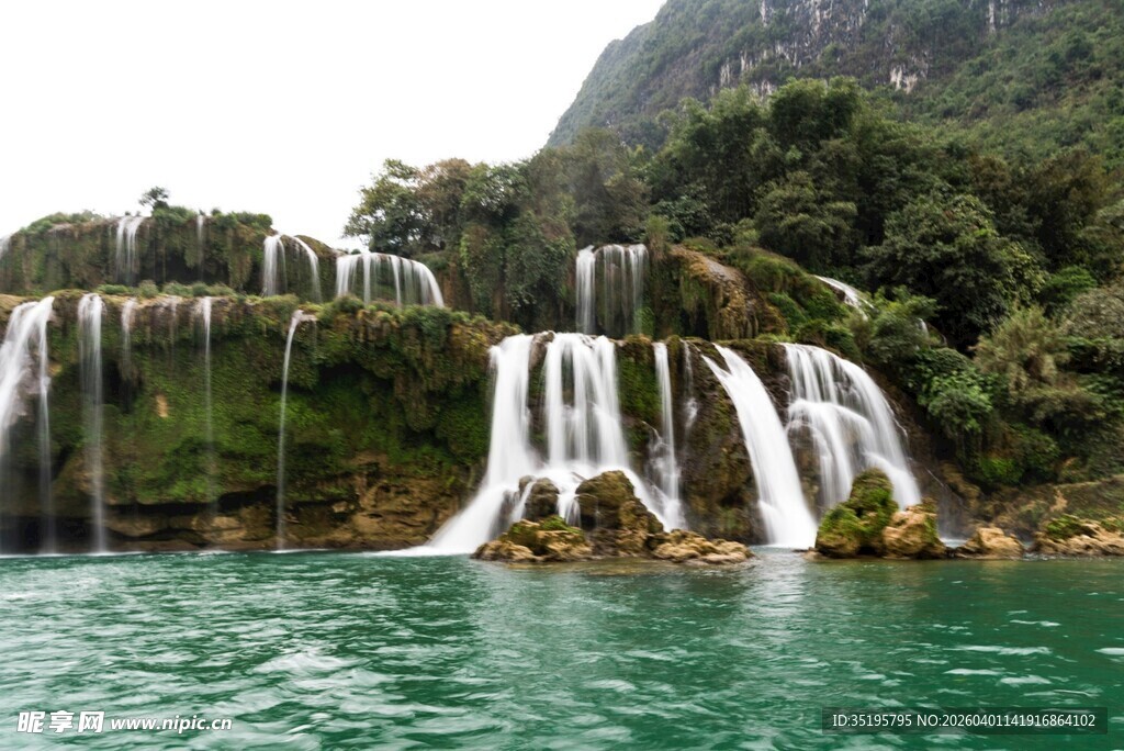 壮观秀丽的山水瀑布景观
