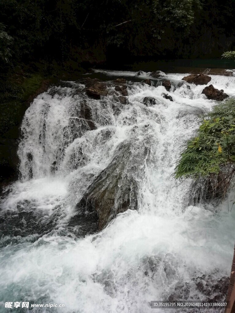 山间飞瀑灵动水流之美