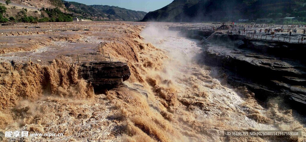 壮观河岸岩石地貌景观
