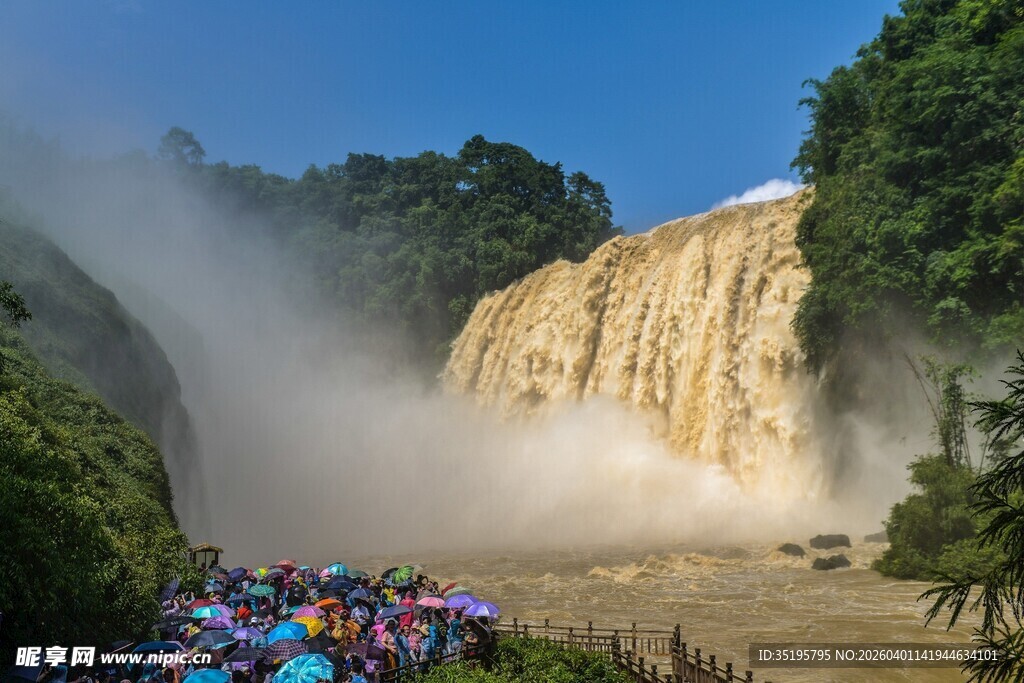 壮观瀑布下的多彩人群