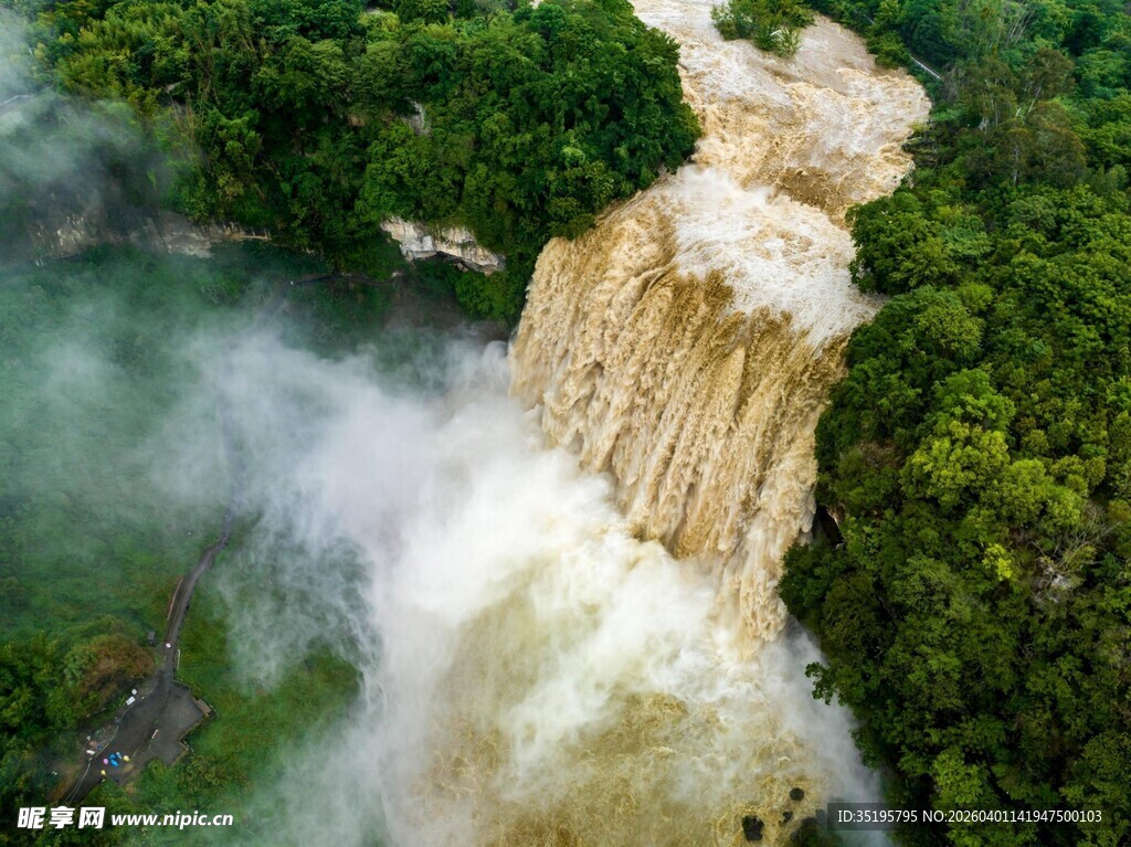壮观瀑布从绿意中倾泻而下