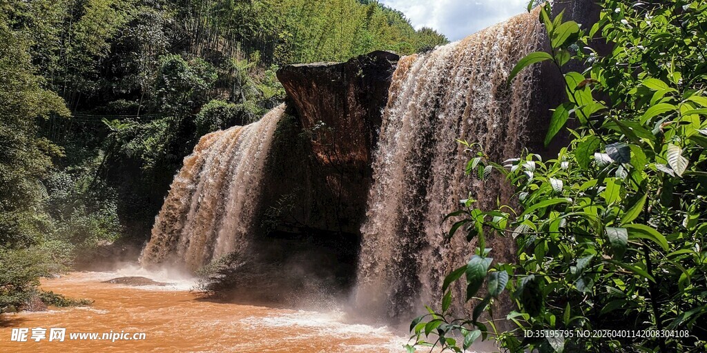 山间瀑布水流奔腾而下