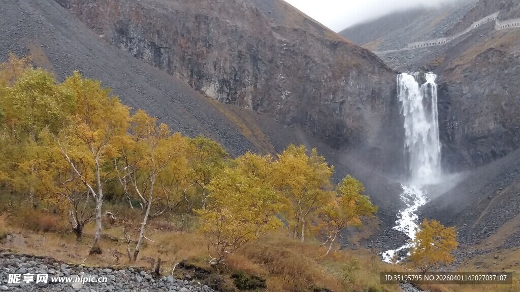 山间瀑布旁的绚烂秋色