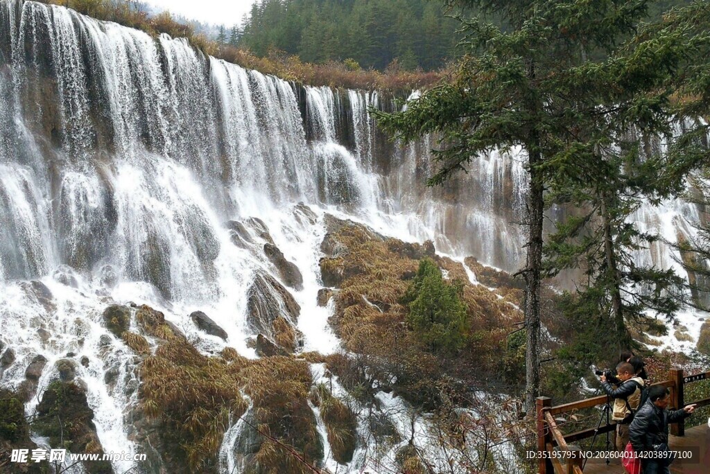 壮观瀑布景观吸引游人