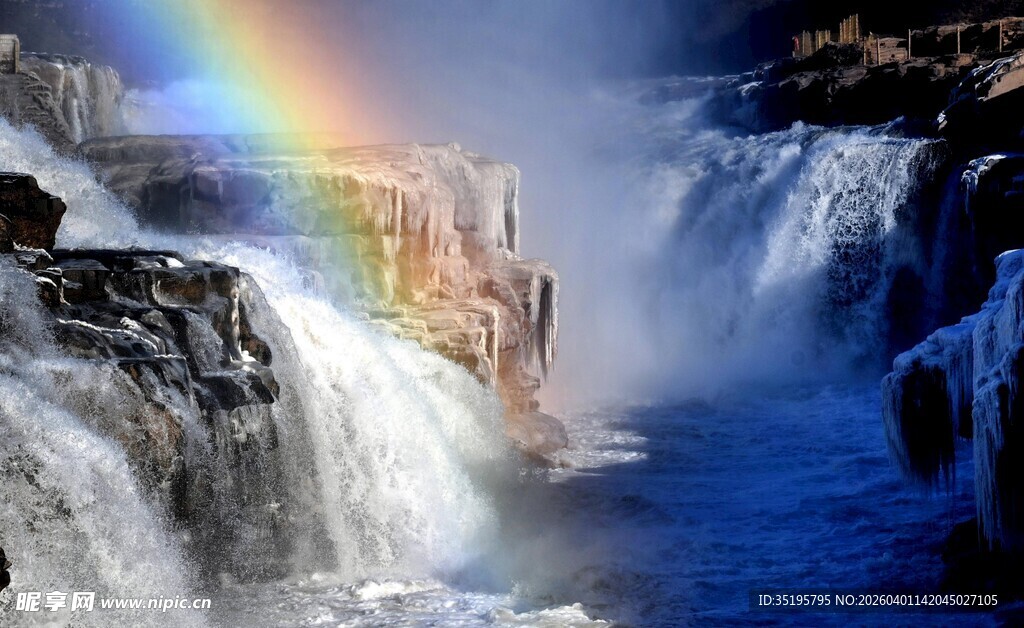 瀑布上的绚丽彩虹