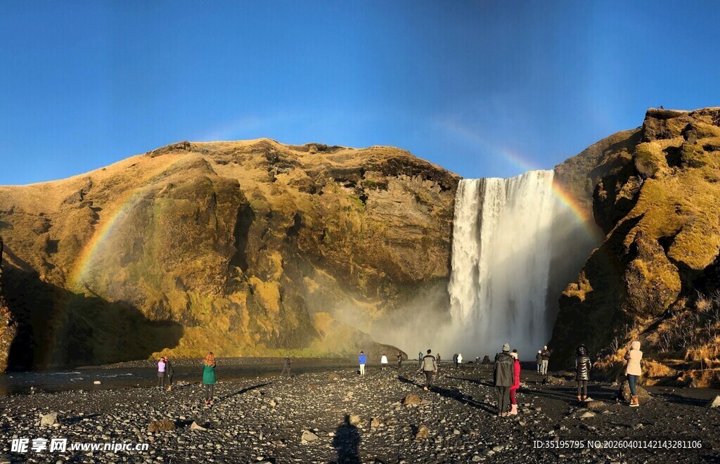 冰岛壮丽瀑布下的游人景观
