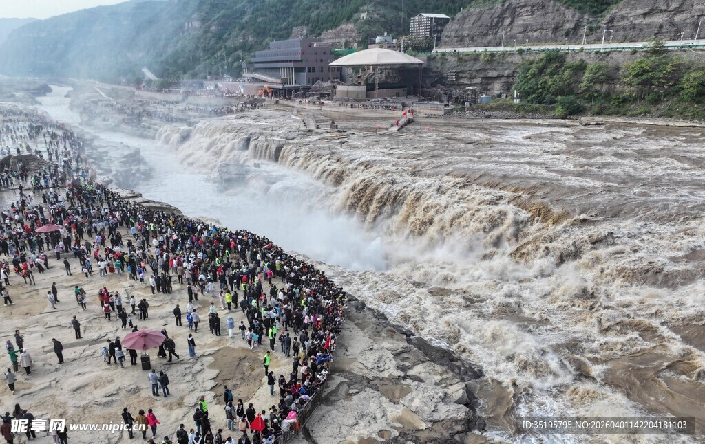 壶口瀑布前的热闹景象