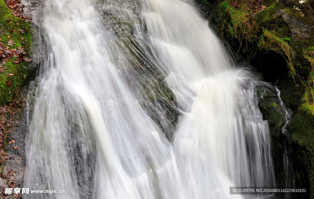 山间灵动小瀑布