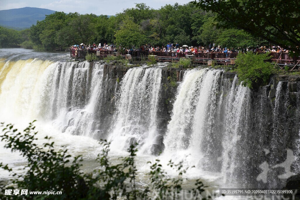 壮观瀑布景观游人观赏