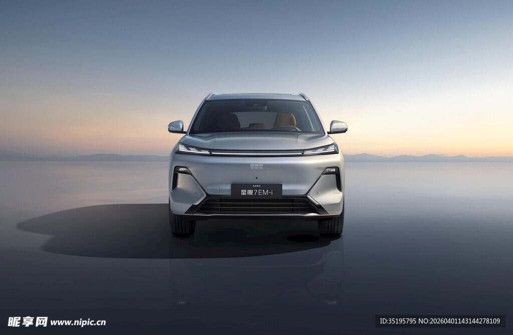 银色汽车于开阔之地亮相