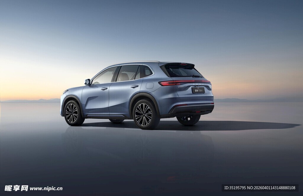 时尚动感SUV汽车侧后方