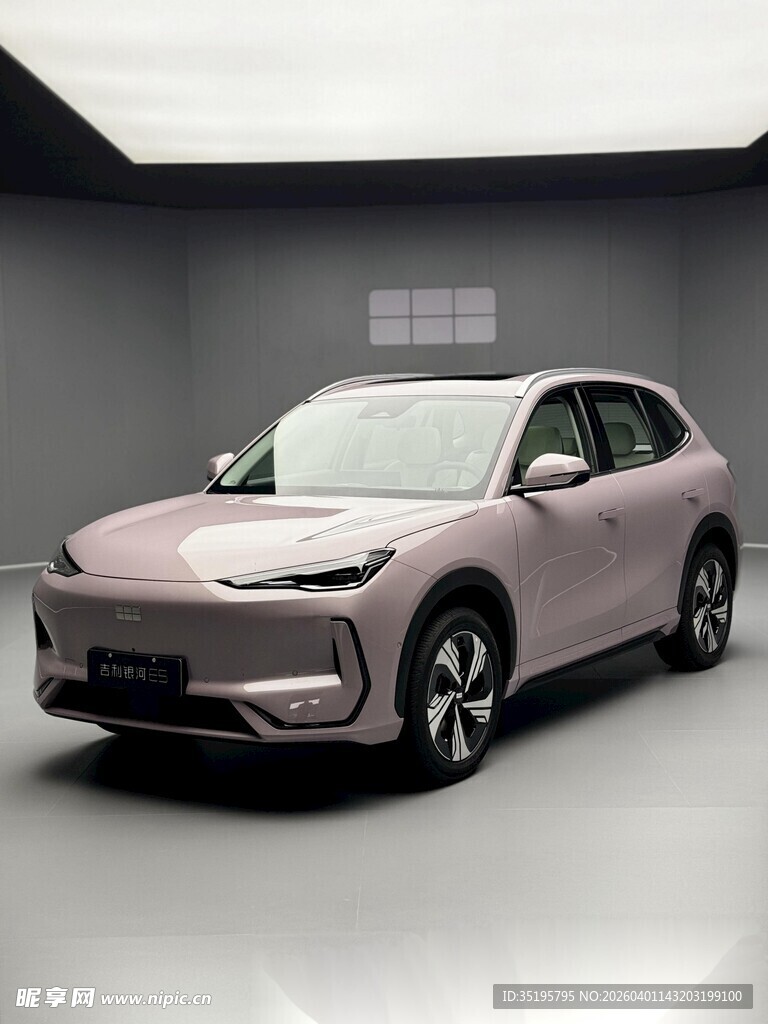 粉色时尚电动SUV汽车展示