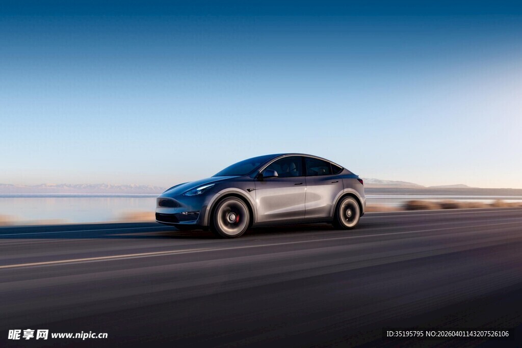 公路上行驶的时尚电动汽车