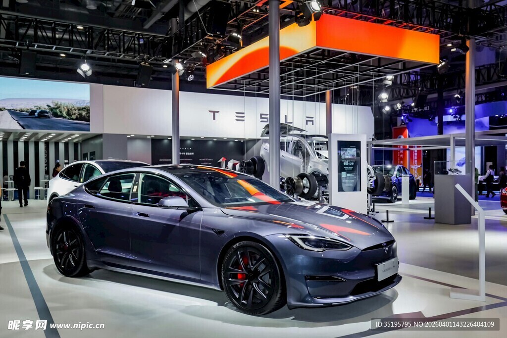 车展上的炫酷蓝色轿车