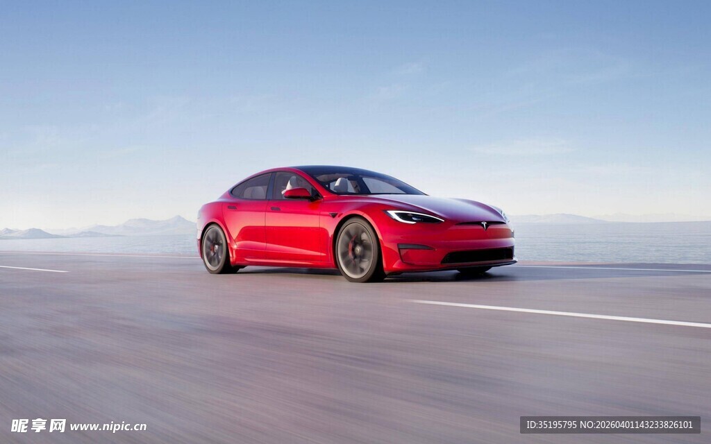 红色轿车行驶在开阔道路上