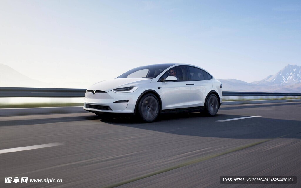 公路上行驶的白色时尚汽车