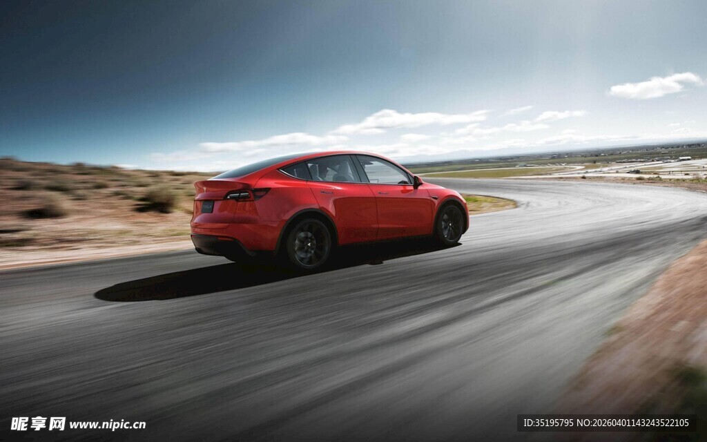 公路上疾驰的红色动感轿车