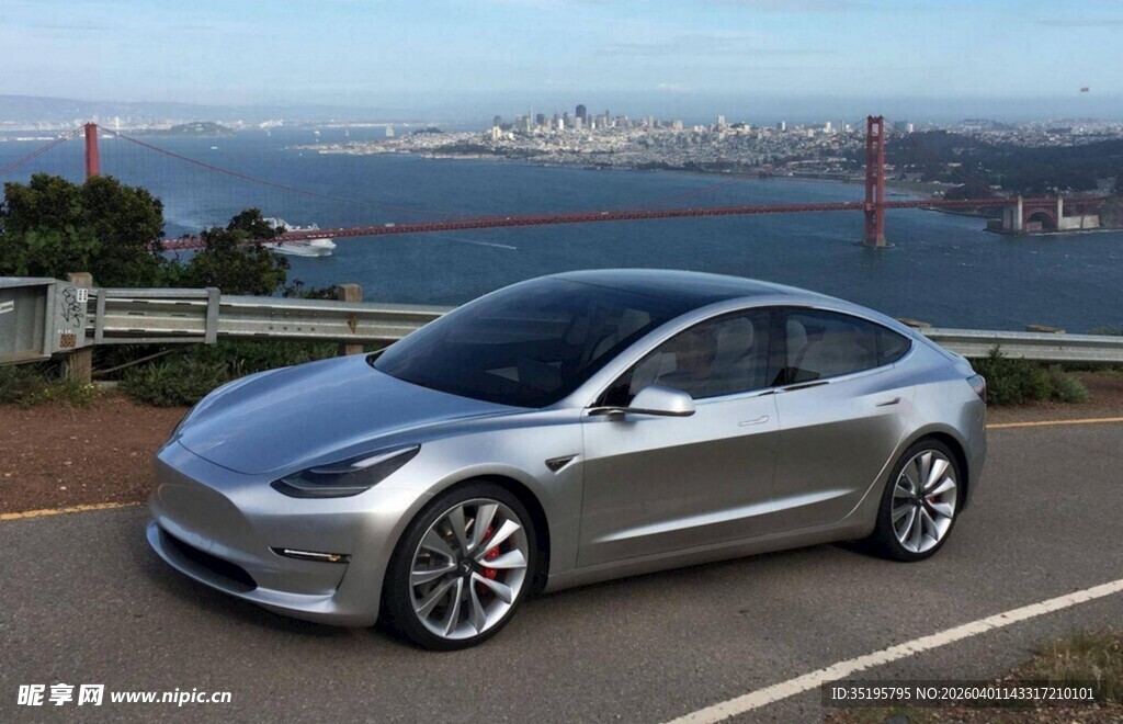 银色特斯拉于公路海景旁